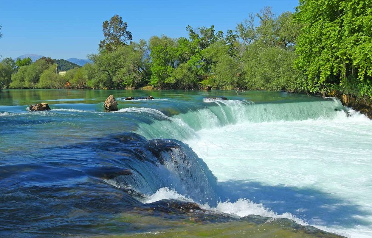 Manavgat Nehri üzerindeki Manavgat Şelalesi, Side şehri yakınlarındadır